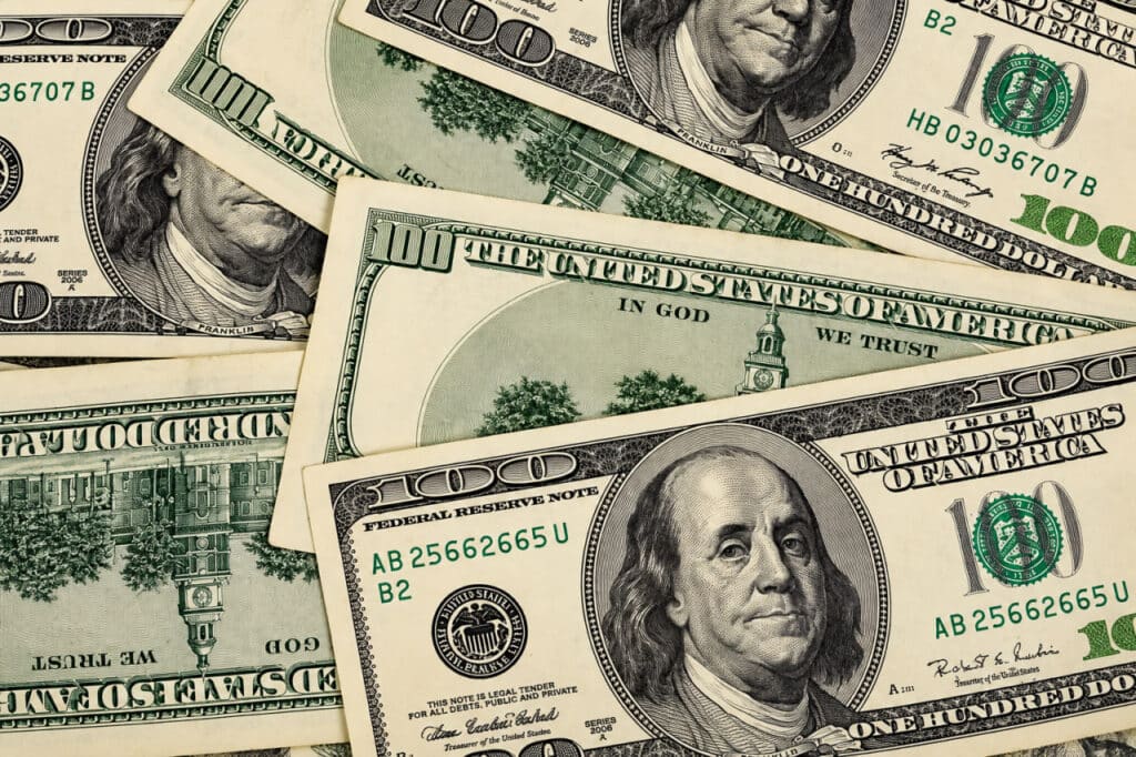Dollar foyda bilan: 15-oktabr uchun valyuta ayirboshlash kurslari