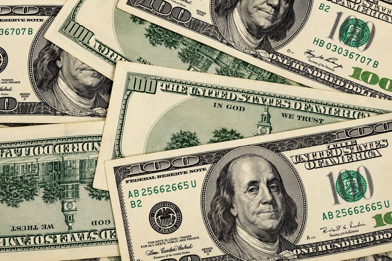 Dollar foyda bilan: 15-oktabr uchun valyuta ayirboshlash kurslari
