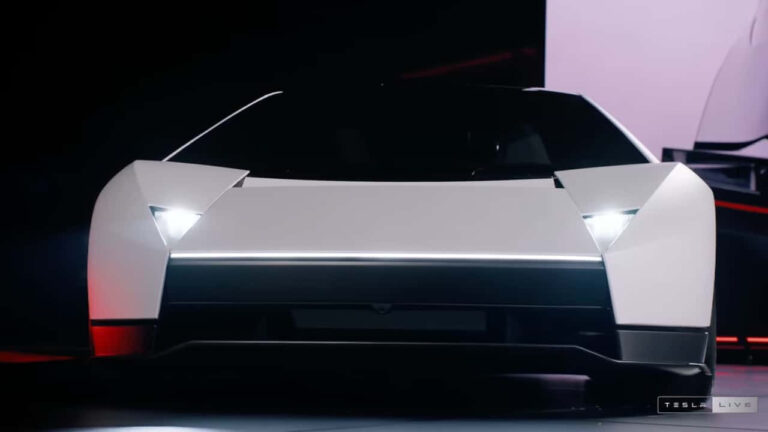 Tesla Roadster raketa tezlatkichlari bilan taqdim etildi