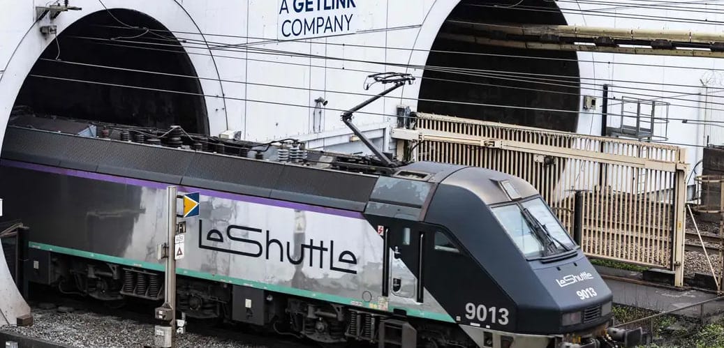 Fransiyada mikroavtobus va yuk poyezdi to‘qnashdi