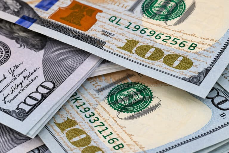 Dollar «uchmoqda»: 17-oktabr uchun valyutalar kursi e’lon qilindi
