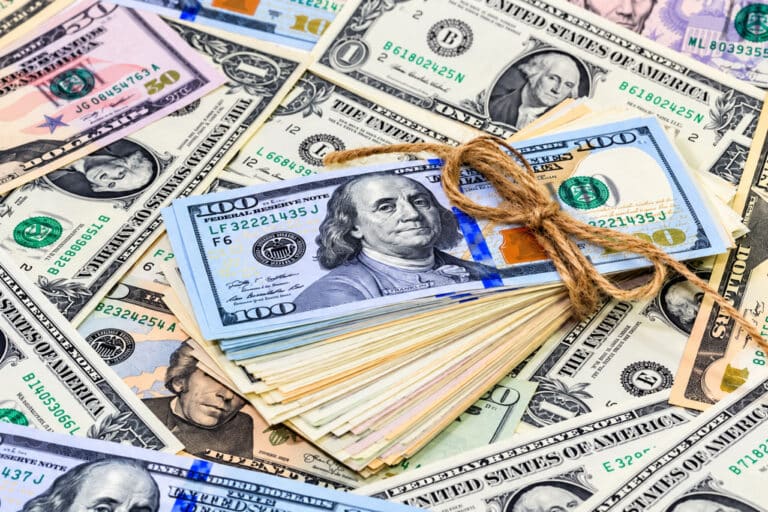 Dollar kursi 157 so‘mga oshdi — hafta tahlili