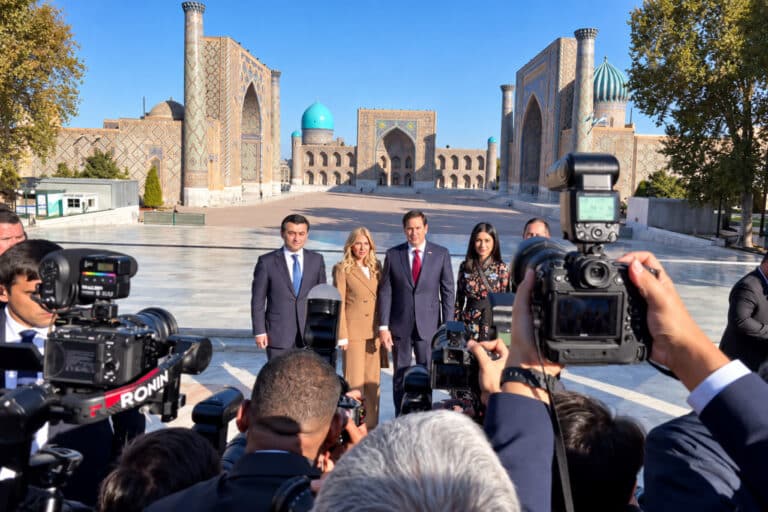 Marko Rubio Samarqandga tashrifini Registon maydonidan boshladi