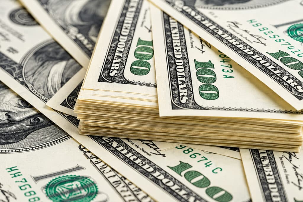 Dollar foyda bilan: 20-oktabr uchun valyuta ayirboshlash kurslari