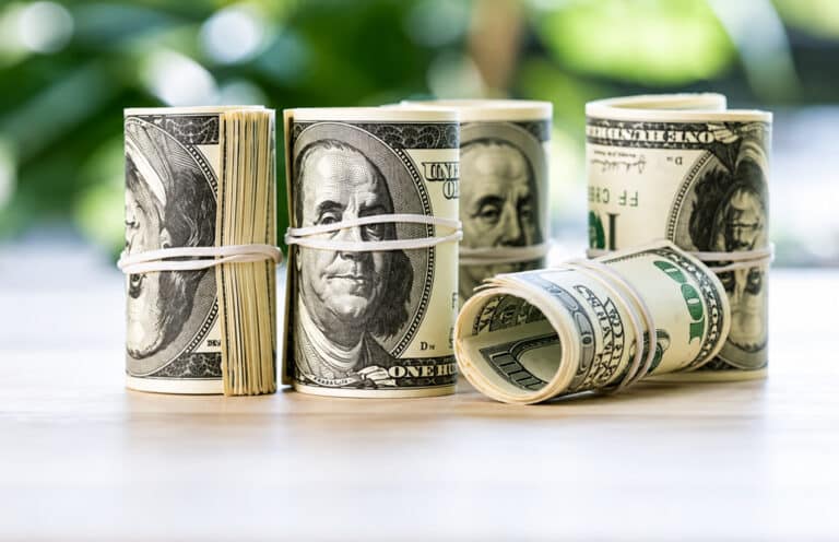 Dollar foyda bilan: 21-oktabr uchun valyuta ayirboshlash kurslari