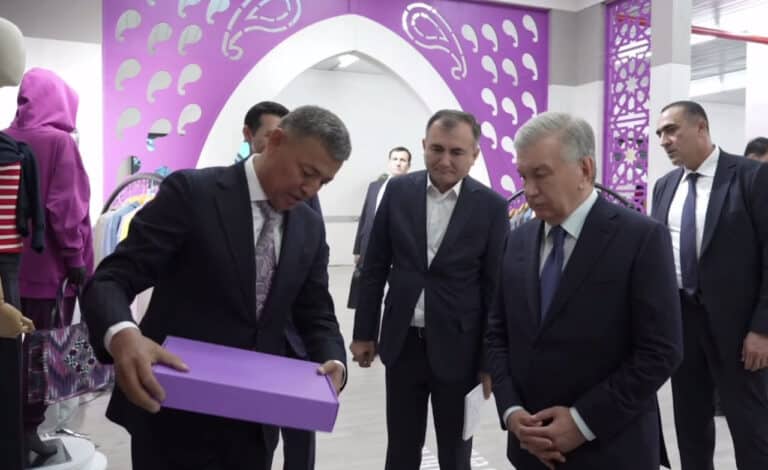 Oş pişirganda kiysangiz — tadbirkor prezidentga kiyim sovğa qildi