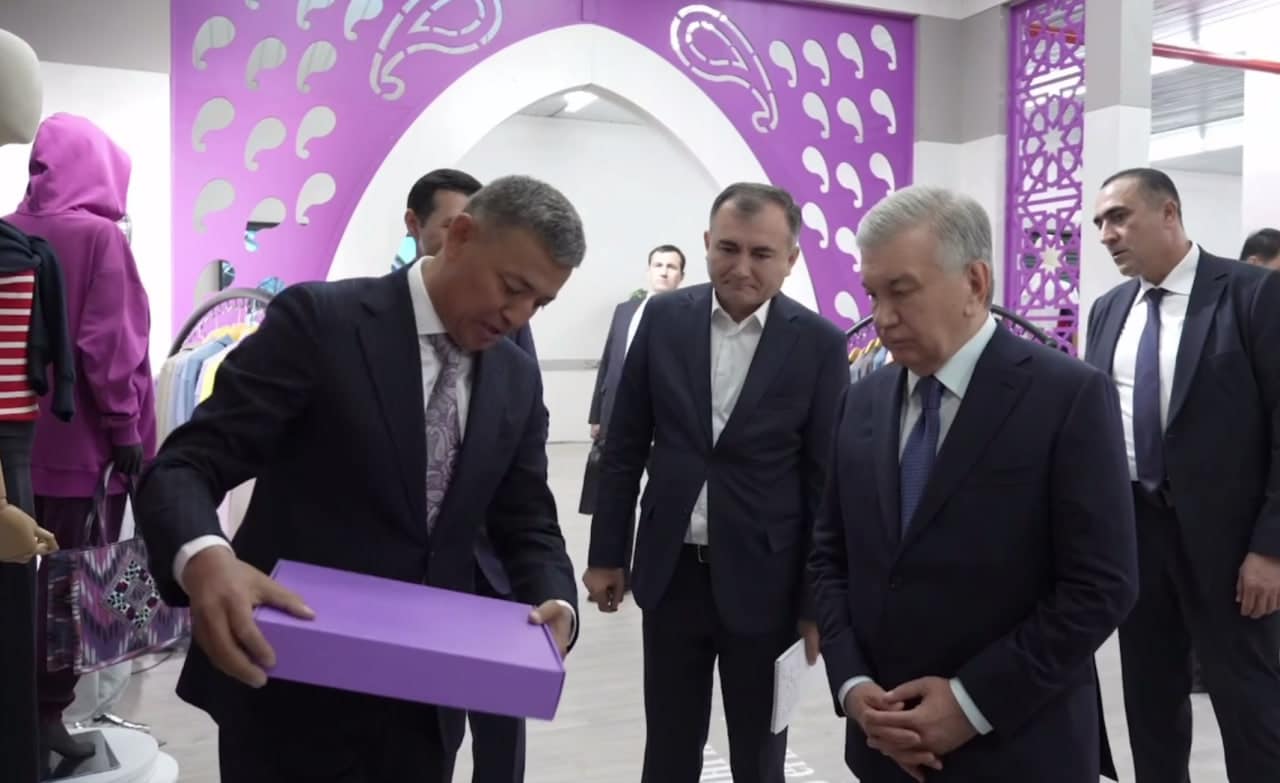 Osh pishirganda kiysangiz — tadbirkor prezidentga kiyim sovğa qildi