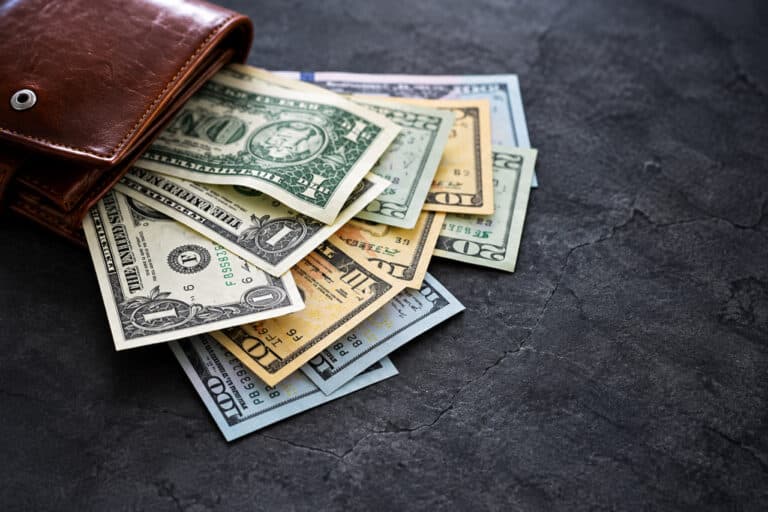 Dollar foyda bilan: 23-oktabr uçun valyuta ayirboşlaş kurslari