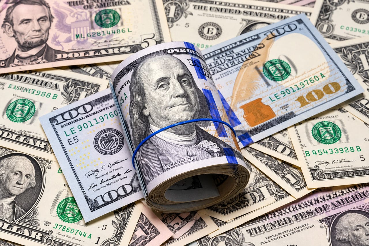 Dollar foyda bilan: 27-oktabr uçun valyuta ayirboşlaş kurslari