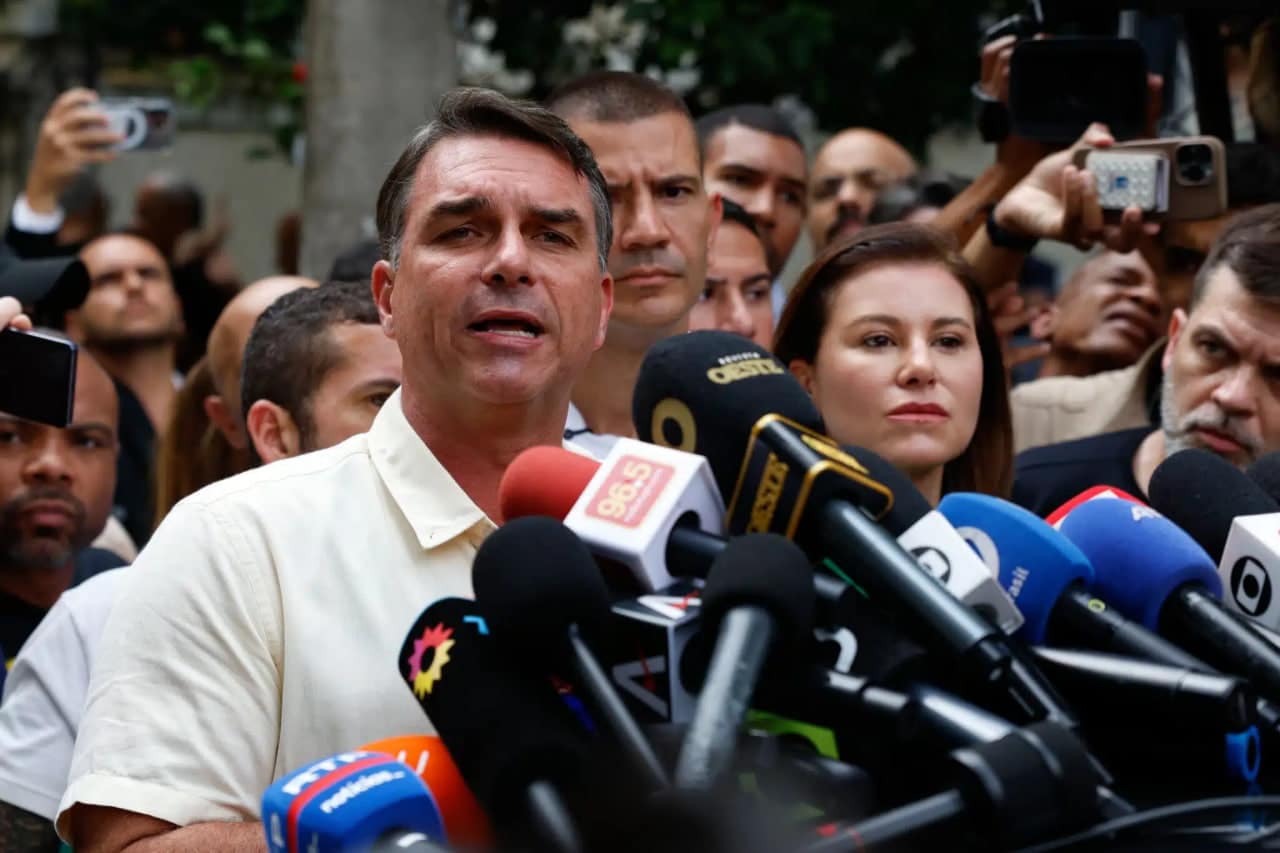 Flaviu Bolsonaro AQŞga ketib, özini Braziliya yetakçisi deb atadi