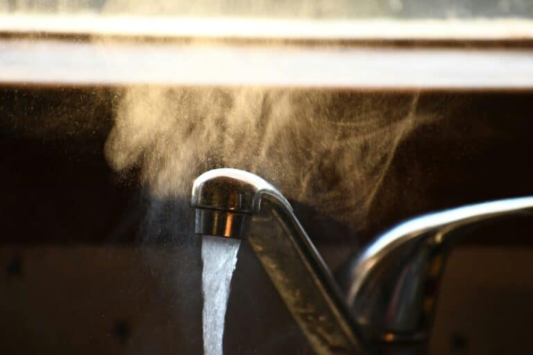Тарифы на горячую воду и отопление пранируют повышать каждый год