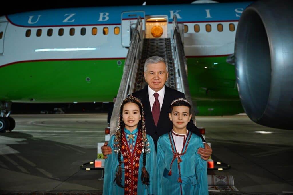Mirziyoyev Turkmanistonga bordi