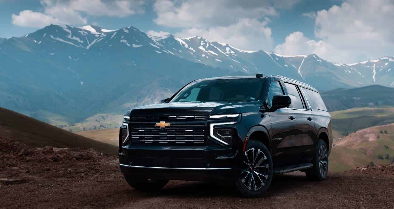 Chevrolet Suburban High Country 2026 внедорожник на фоне гор