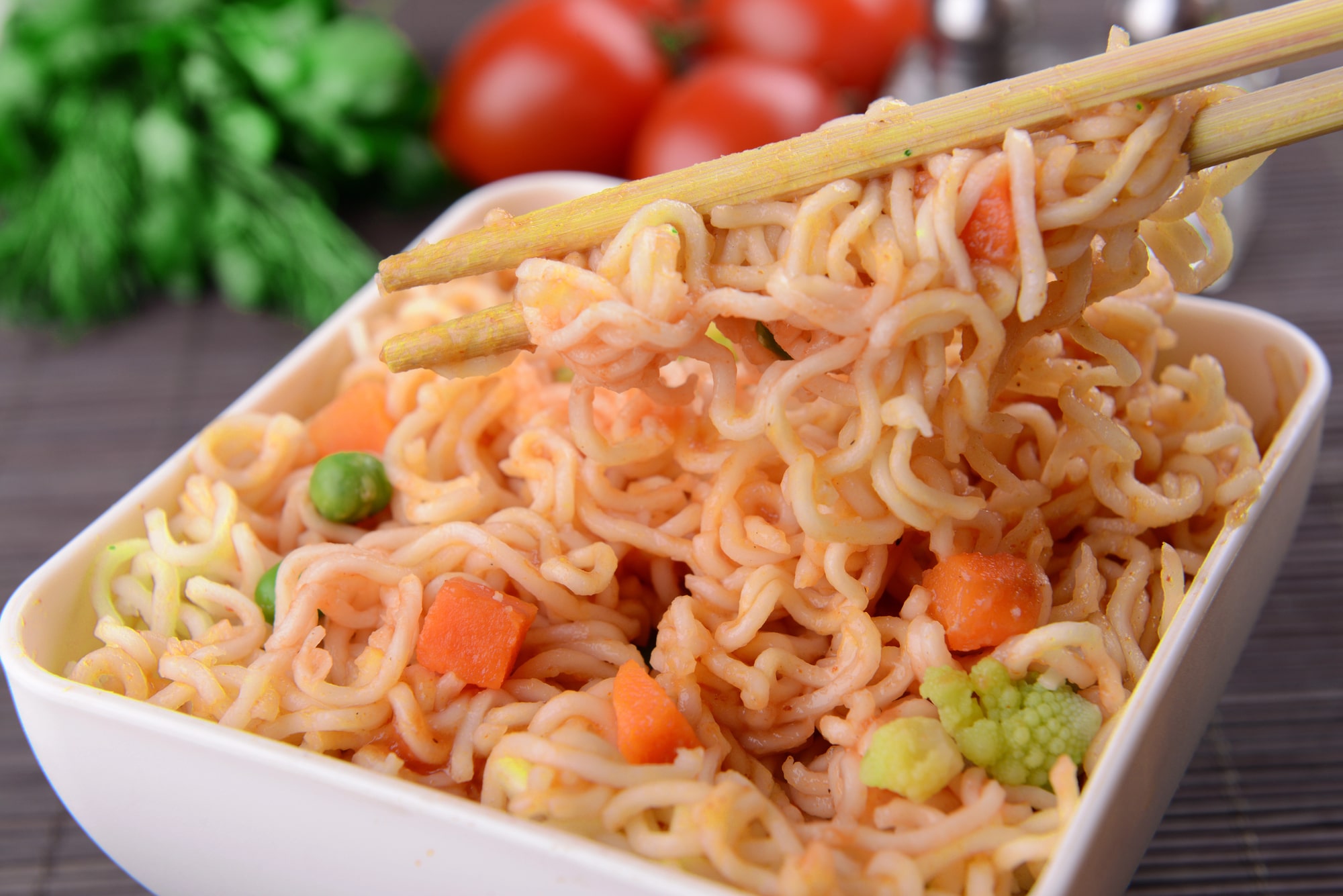 Порция лапши быстрого приготовления с овощами